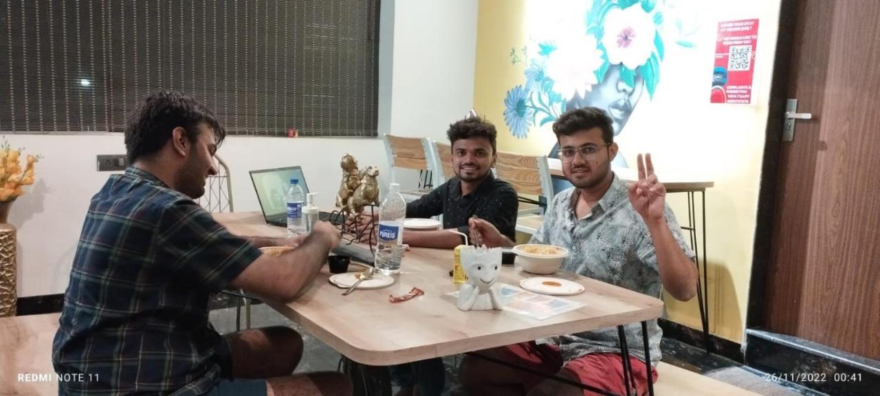 Coliwo Un - Viman Nagar Hostel Poona Buitenkant foto